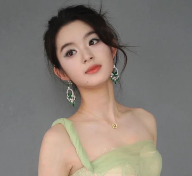 黄杨钿甜事件通报！耳环是假货父亲两项违规，母亲受访称好友相送