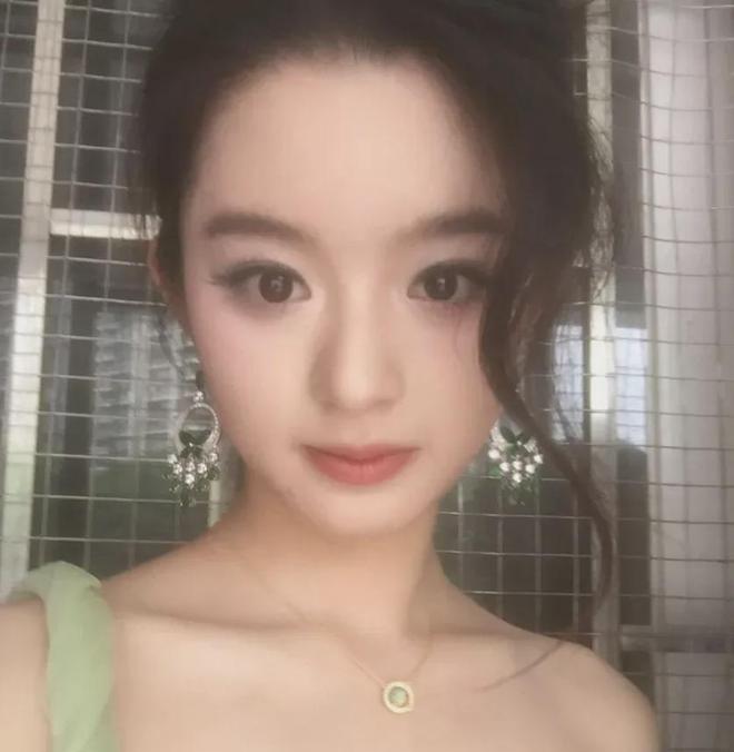黄杨钿甜事件通报！耳环是假货父亲两项违规，母亲受访称好友相送