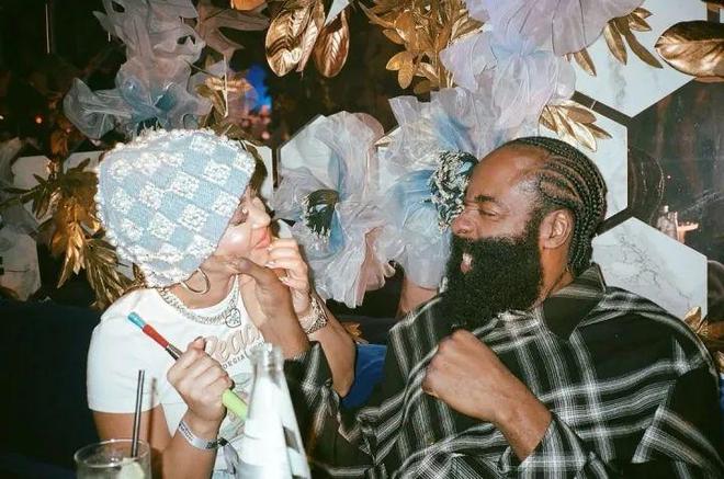 错哥女友亲密照曝光！婊里婊气，登哥喜当爹！