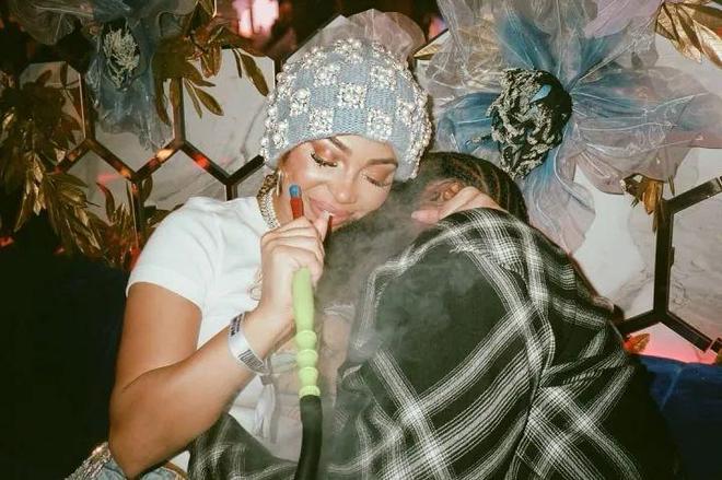 错哥女友亲密照曝光！婊里婊气，登哥喜当爹！