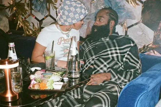 错哥女友亲密照曝光！婊里婊气，登哥喜当爹！