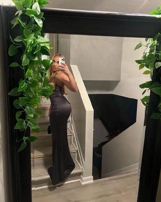 错哥女友亲密照曝光！婊里婊气，登哥喜当爹！