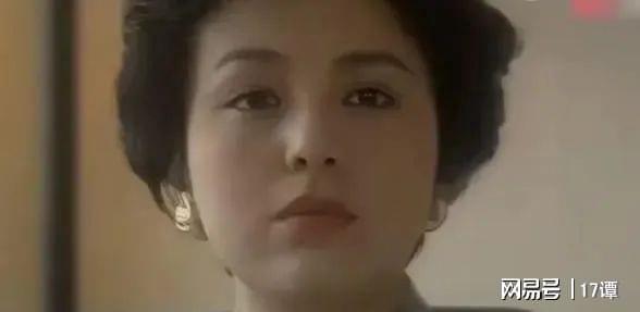 54岁女星自曝：承认自己水性杨花！被17岁儿子打的牙出血