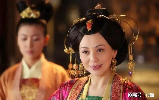 54岁女星自曝：承认自己水性杨花！被17岁儿子打的牙出血