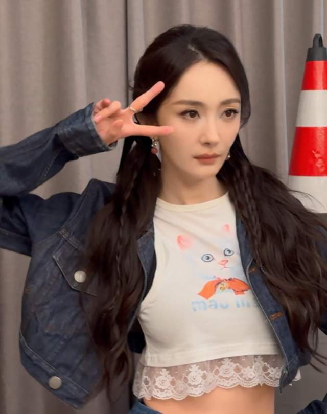 杨幂工作室紧急换话题，炒作白衬衫造型，这时知道啥是正常审美了