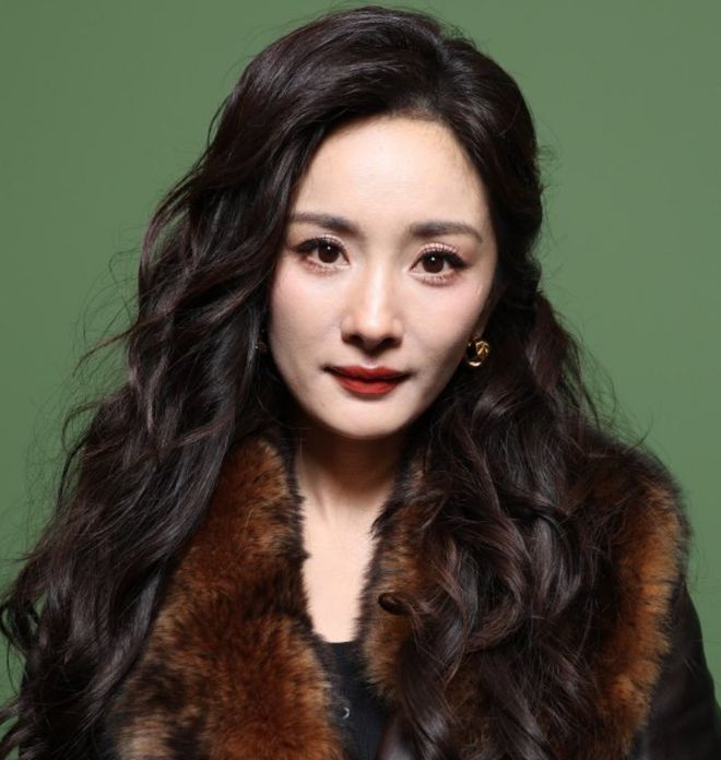 杨幂别再营销幼态审美了！看看生图清醒一下，美丽应该是多元的！