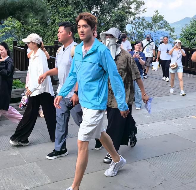 37岁林更新近照太沧桑，皮松脸垮像50岁，网友劝其少熬夜打游戏