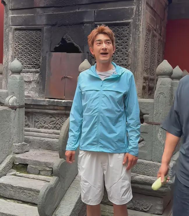 37岁林更新近照太沧桑，皮松脸垮像50岁，网友劝其少熬夜打游戏