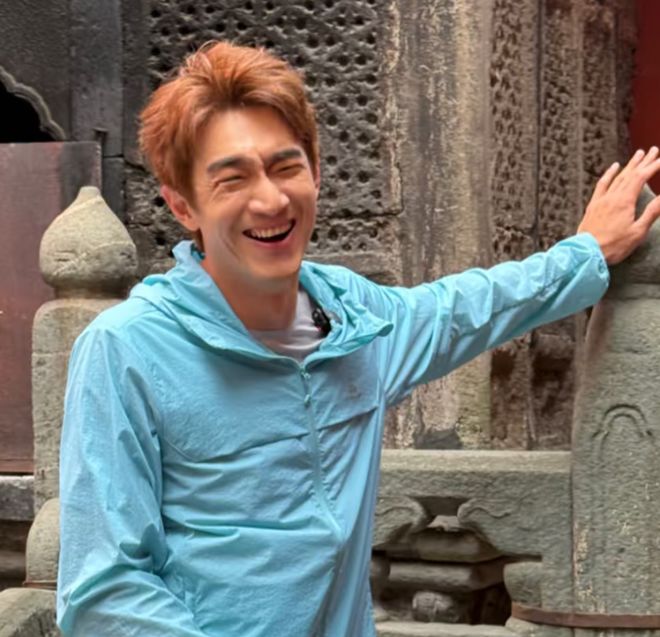 37岁林更新近照太沧桑，皮松脸垮像50岁，网友劝其少熬夜打游戏