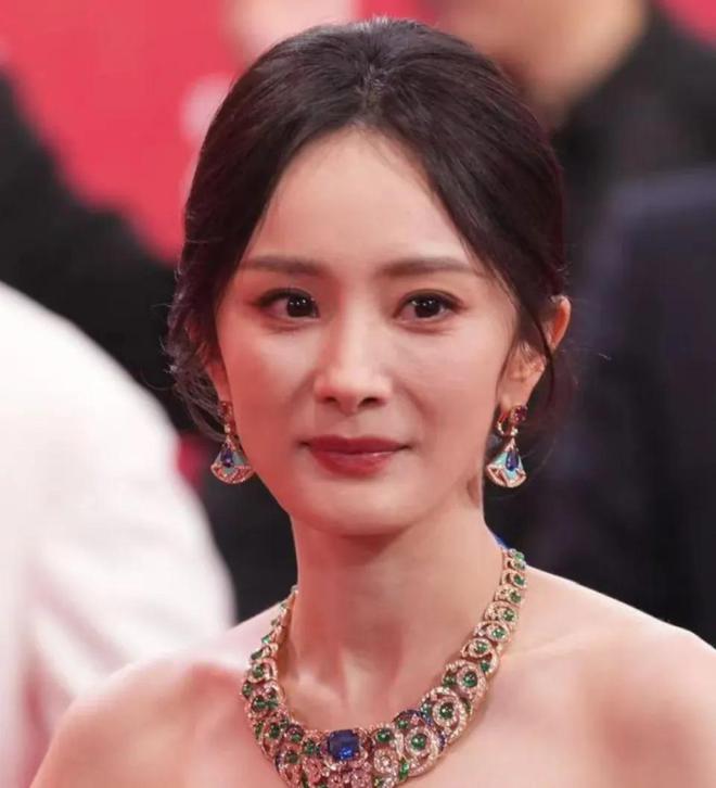 杨幂别再营销幼态审美了！看看生图清醒一下，美丽应该是多元的！