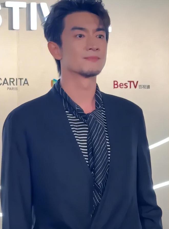 37岁林更新近照太沧桑，皮松脸垮像50岁，网友劝其少熬夜打游戏
