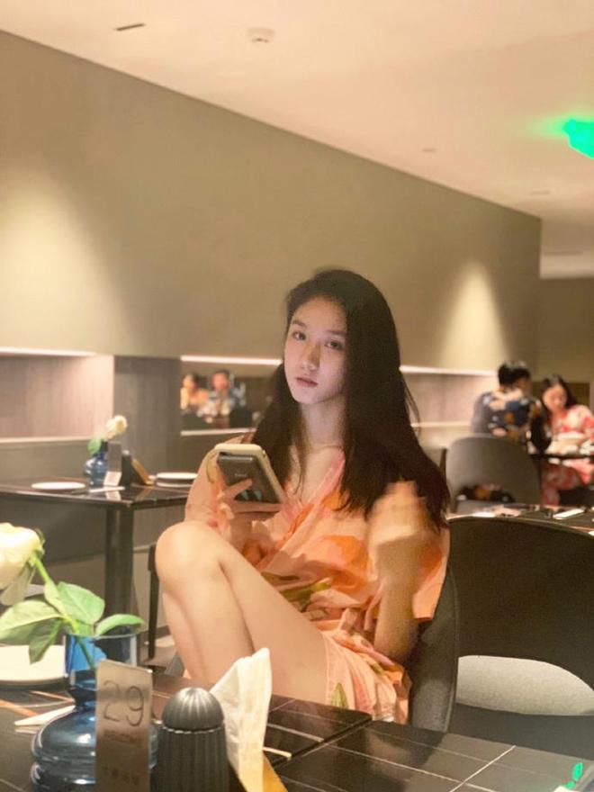 周静波给宋祖儿打码炸了？无意之举还是尊重缺失？她是什么来头