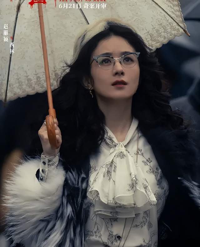 赵丽颖代言辱华品牌惹争议，广告片眼神呆滞，脏话风波后口碑下滑