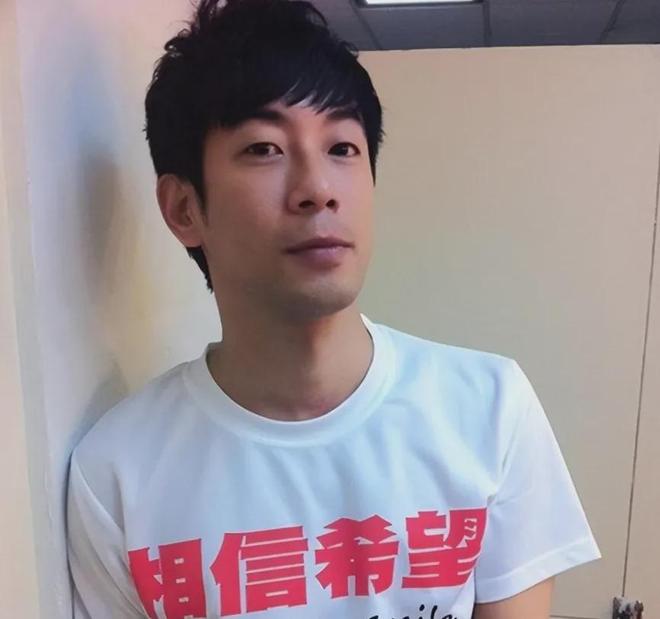 49岁男星失联12年！录节目受伤压迫神经半身瘫痪，不愿现身露病容