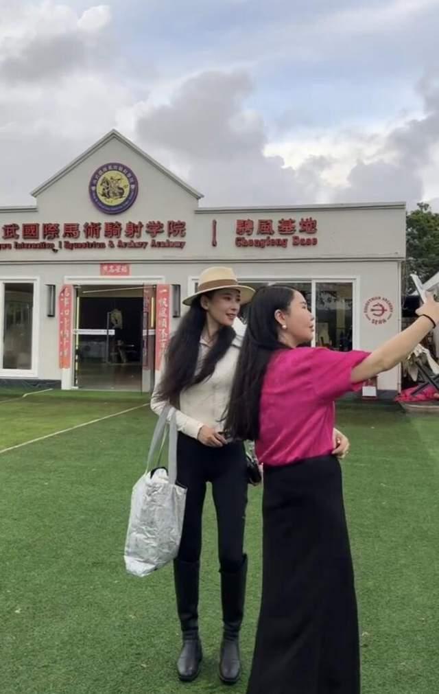 森林北高情商回怼网友，用自嘲化解五姨太外号，汪峰选她真有眼光