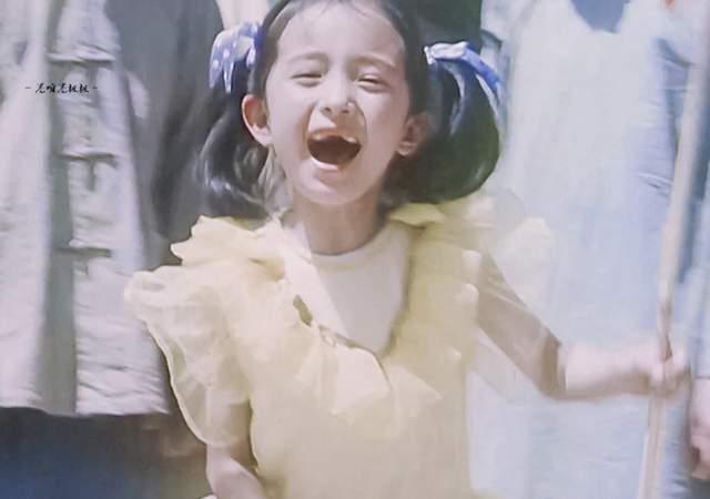 杨幂最新热搜大翻车！跟女儿小糯米雌竞，鼓吹幼态审美遭网友抵制
