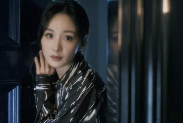 杨幂最新热搜大翻车！跟女儿小糯米雌竞，鼓吹幼态审美遭网友抵制
