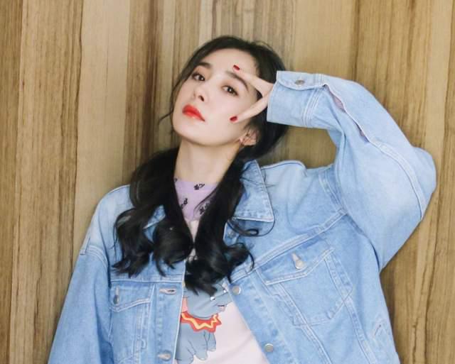 杨幂最新热搜大翻车！跟女儿小糯米雌竞，鼓吹幼态审美遭网友抵制
