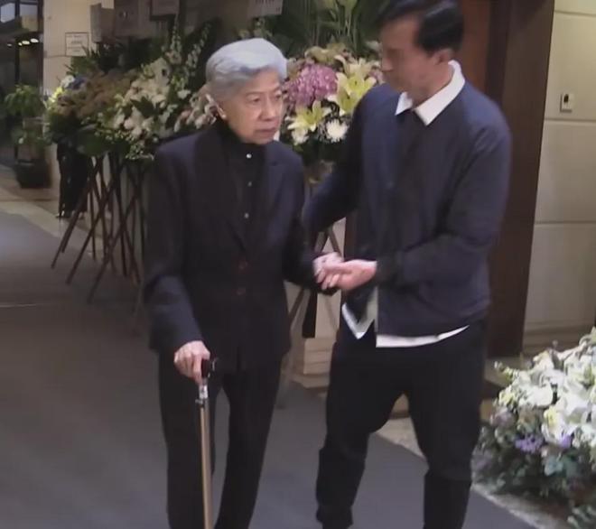 90岁罗兰拄拐送别周聪，被追问好友离世感受，网友怒斥港媒没良心