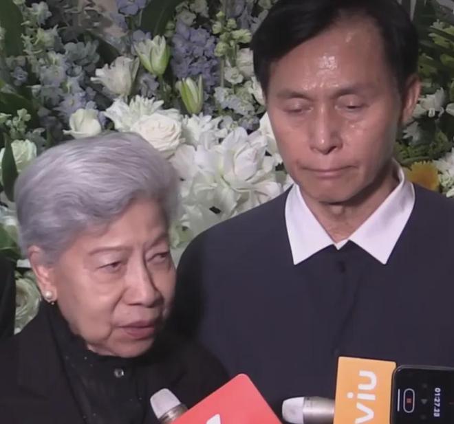 90岁罗兰拄拐送别周聪，被追问好友离世感受，网友怒斥港媒没良心