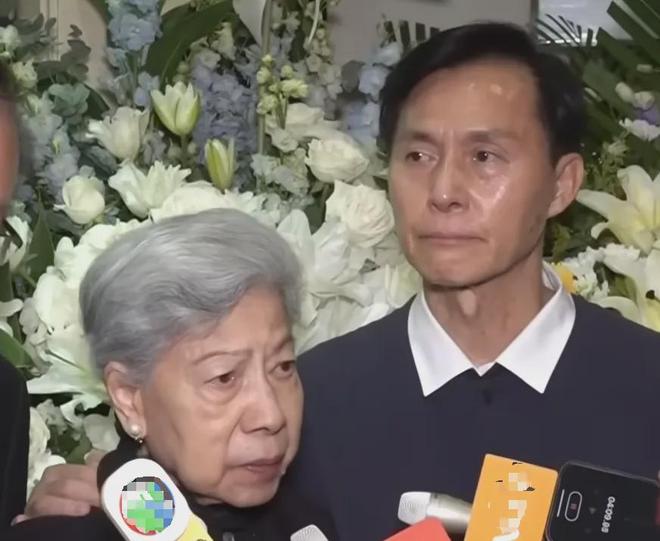 90岁罗兰拄拐送别周聪，被追问好友离世感受，网友怒斥港媒没良心