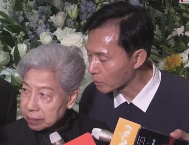 90岁罗兰拄拐送别周聪，被追问好友离世感受，网友怒斥港媒没良心