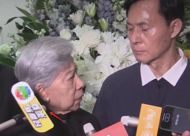 90岁罗兰拄拐送别周聪，被追问好友离世感受，网友怒斥港媒没良心