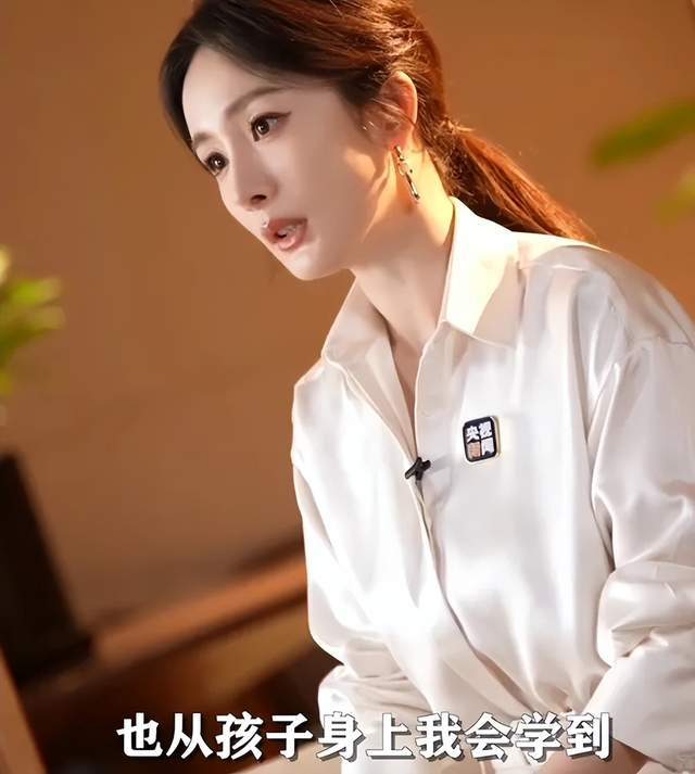 杨幂最新热搜大翻车！跟女儿小糯米雌竞，鼓吹幼态审美遭网友抵制