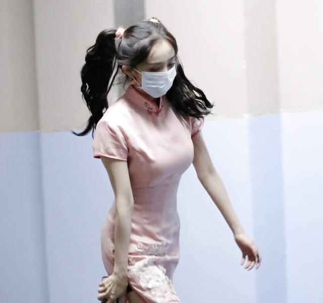 杨幂最新热搜大翻车！跟女儿小糯米雌竞，鼓吹幼态审美遭网友抵制