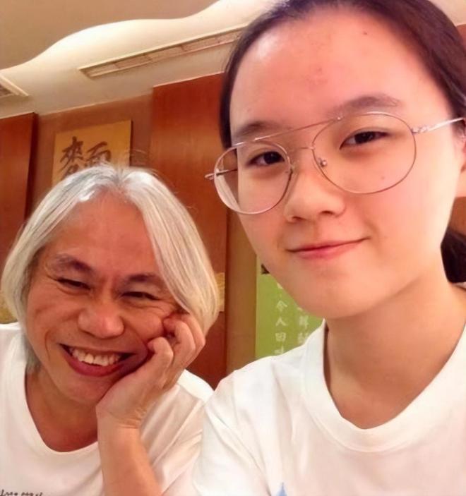 “爷孙恋”李坤城离世2年后，儿子李卓轩怒骂：他把路走死了