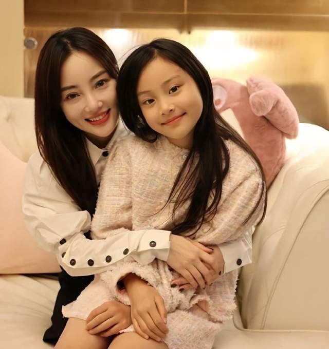 贾乃亮被骂表演型人格！李小璐被审判曾想过跳楼，女儿甜馨唤醒她