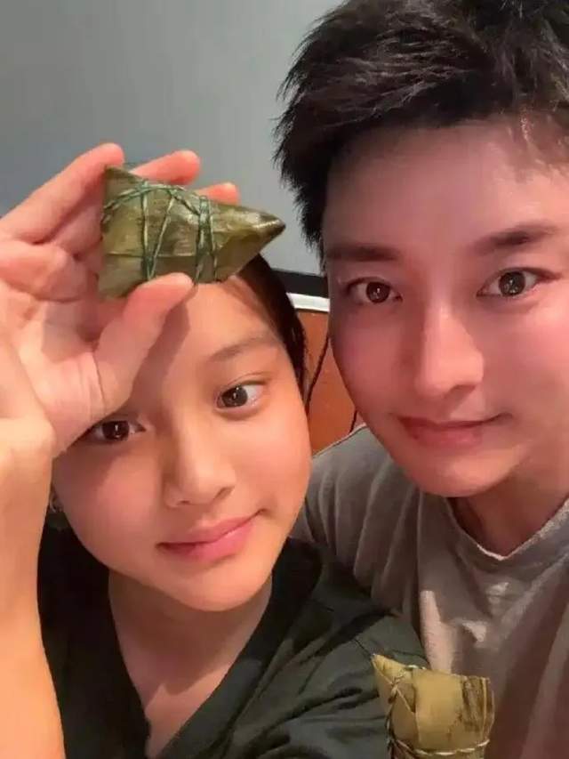 贾乃亮被骂表演型人格！李小璐被审判曾想过跳楼，女儿甜馨唤醒她