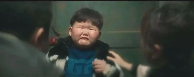 姜文被困在一个什么东西里