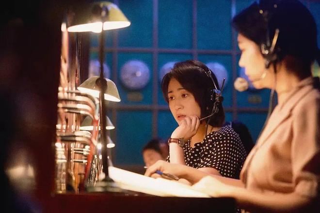 姜文被困在一个什么东西里