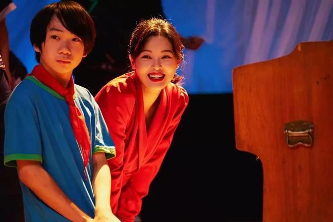 姜文被困在一个什么东西里