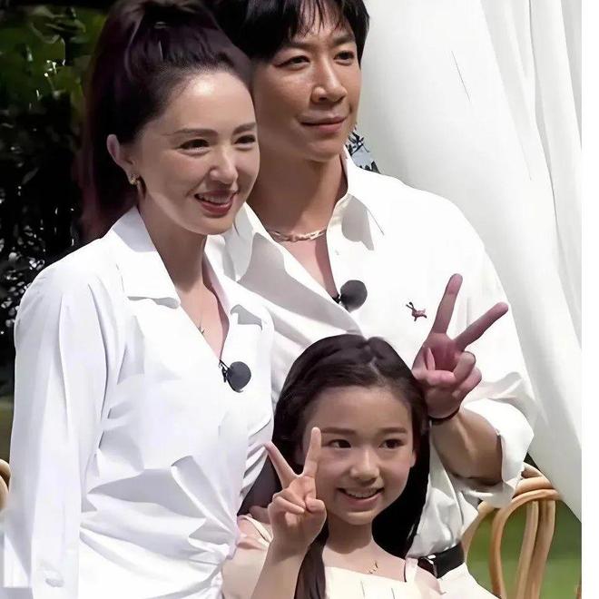 再婚的董璇找对人了，张维伊家庭背后故事曝光！