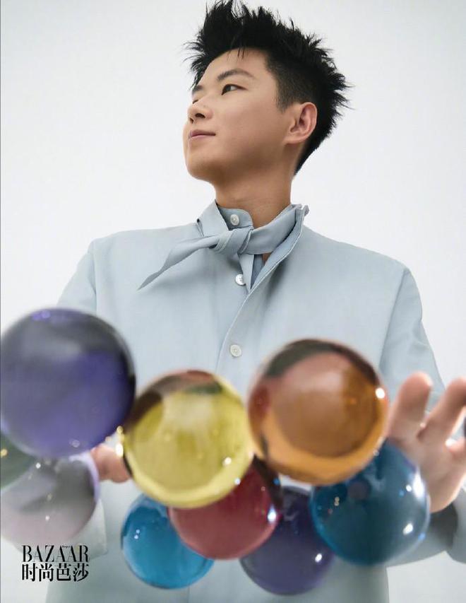 赵心童登上《时尚芭莎》七月刊，世锦赛决赛默唱《苦瓜》解压