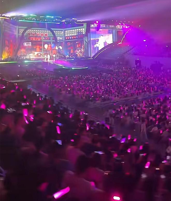 岳云鹏演唱会座无虚席！郭德纲现身唱曲，黄晓明陈梦孙越到场支持