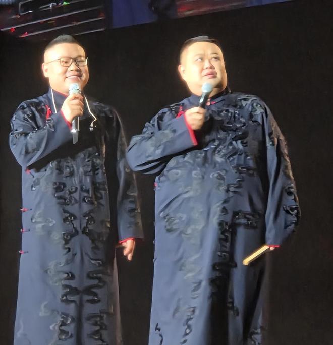 岳云鹏演唱会座无虚席！郭德纲现身唱曲，黄晓明陈梦孙越到场支持