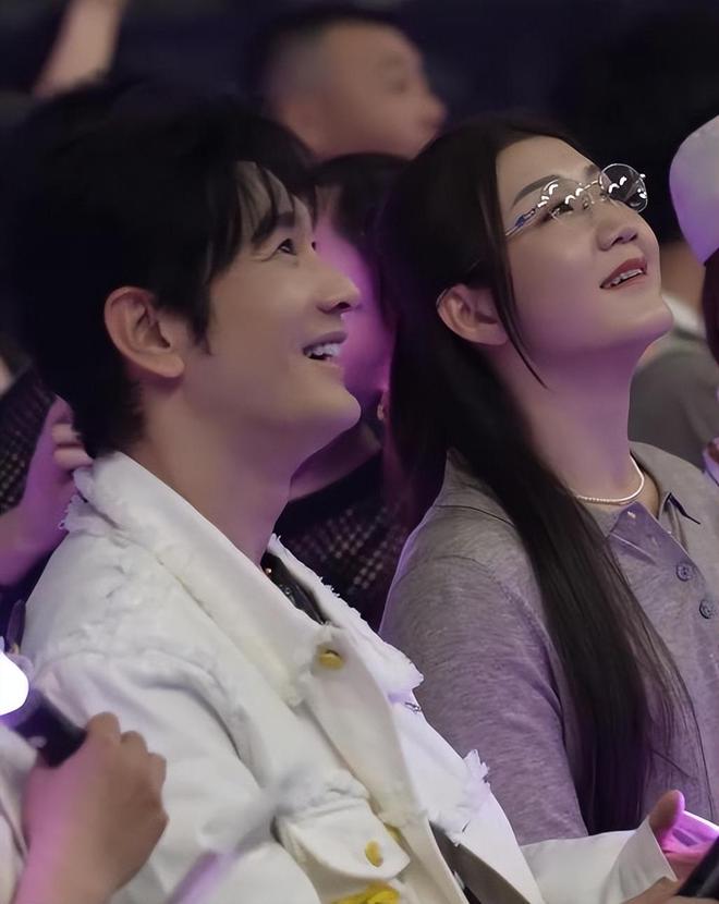 岳云鹏演唱会座无虚席！郭德纲现身唱曲，黄晓明陈梦孙越到场支持