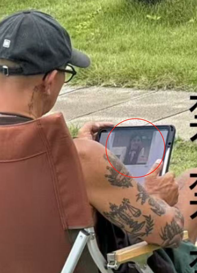 大S墓碑曝光！具俊晔用韩文署名刻字永远怀念，周边摆满照片和花