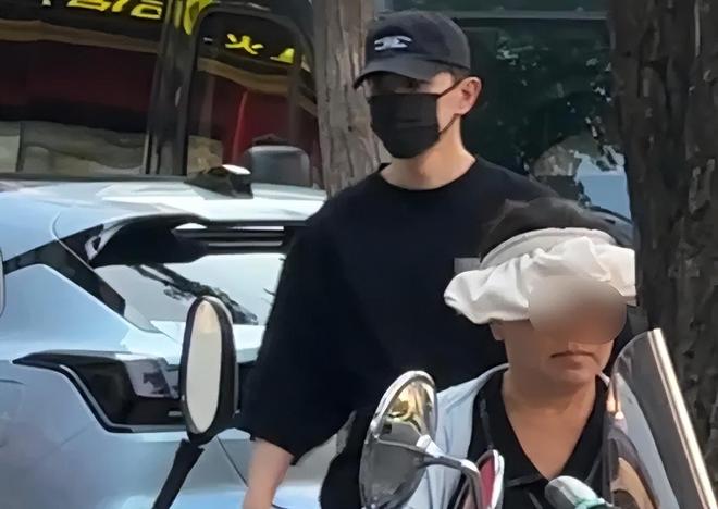 邓伦低调现身，深夜独自到超市买菜，复出无望经纪人资源给了新人
