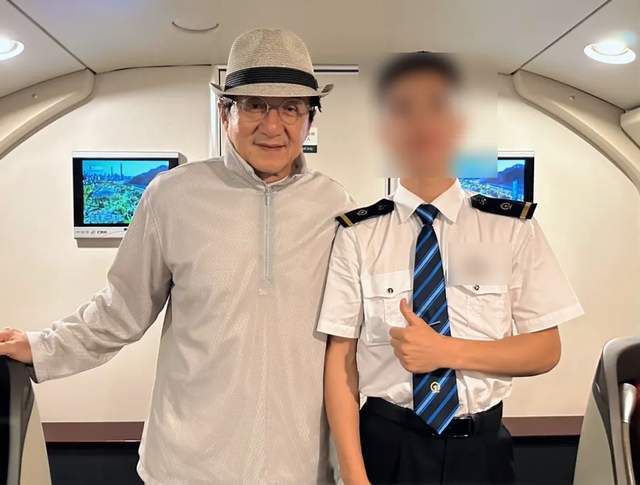 71岁成龙抱孙画面疑曝光！房祖名被传秘婚小11岁女星，送房产追妻