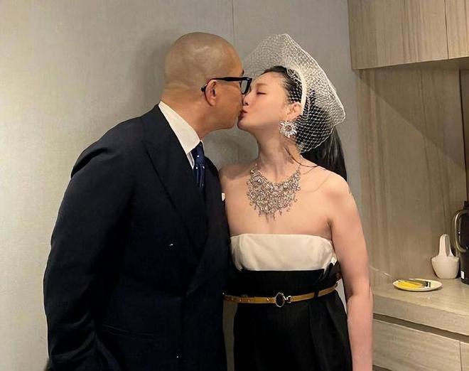 具俊晔每天坐在大S墓前，走不出丧妻之痛，因悲伤暴瘦20斤