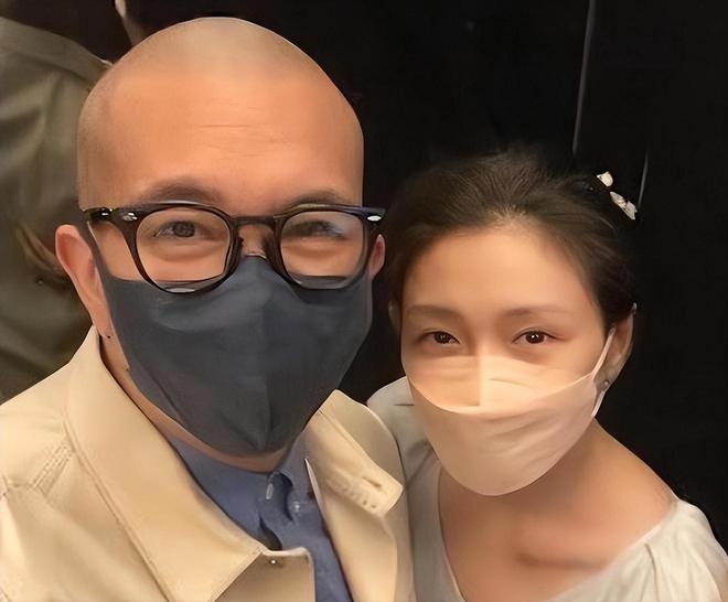 粉丝到墓地祭拜大S，具俊晔礼貌站在一旁，献花时不忍落泪