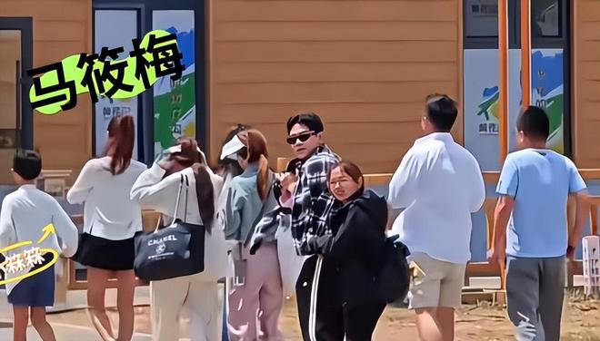 粉丝到墓地祭拜大S，具俊晔礼貌站在一旁，献花时不忍落泪