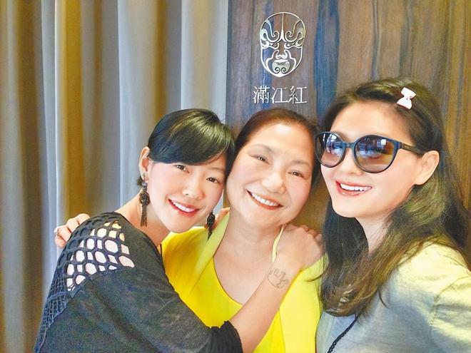 粉丝到墓地祭拜大S，具俊晔礼貌站在一旁，献花时不忍落泪