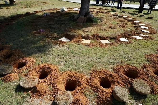 具俊晔在大S墓地吃面！碗筷放在墓碑上，神情哀伤氛围沉重
