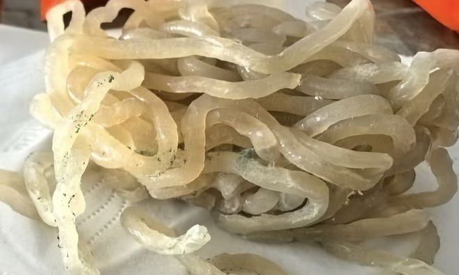 麻六记风波发酵！张兰曾否认产品代工，汪小菲不顾风波跑去度假