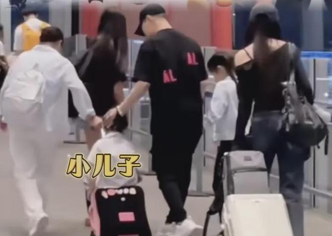 难怪汪峰二女儿不自信！从小就懂爸爸不能陪自己，每次就见1小时